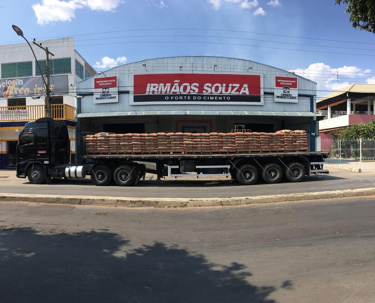 Fachada Irmãos Souza com caminhão carregado